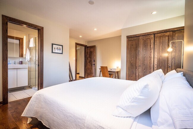 Building Photo - 4 bed / 4.5 bath flat in South Plaza overlooking UMKC and Brookside Blvd