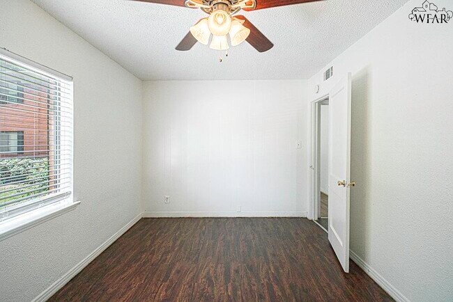 Building Photo - 2104 Virginia Dr