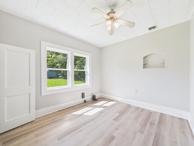 Building Photo - Adorable 3 bed, 1 bath home available in S...