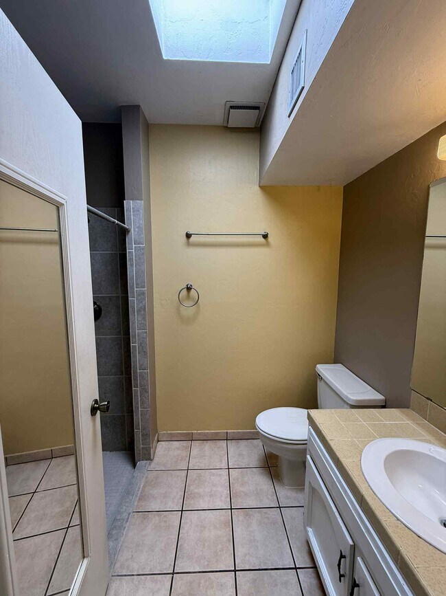 Building Photo - 4145 N Via Villas
