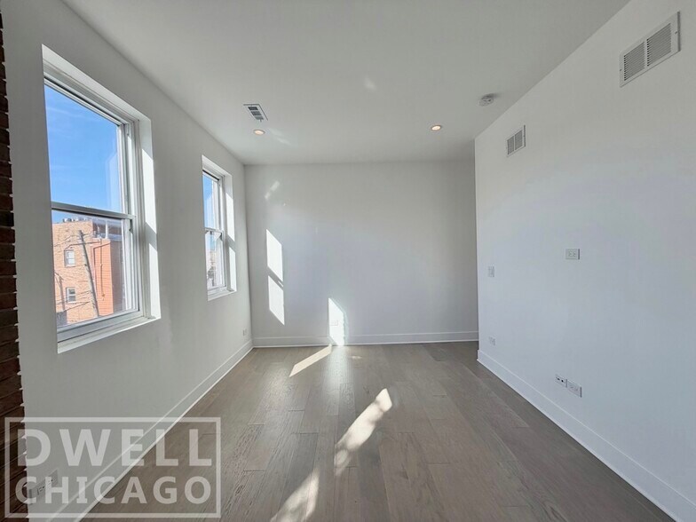 Building Photo - 1236 W Hubbard St