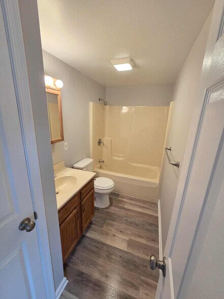 Building Photo - 923 Rose Hill Ave