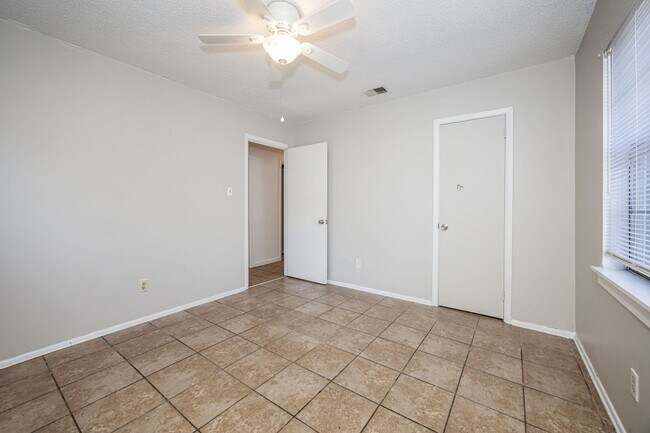 Building Photo - 5612 Rose Dr