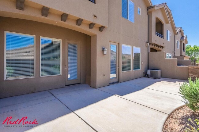 Building Photo - Pet Friendly 4 Bedroom Home! Internet Incl...