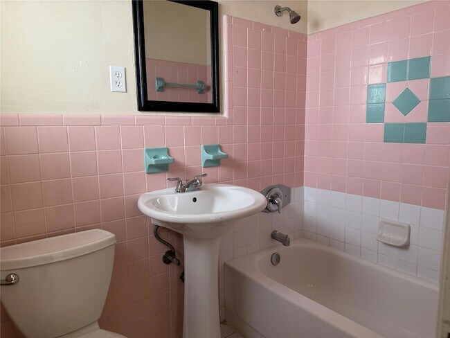 Building Photo - 1219 NE 14th Ave