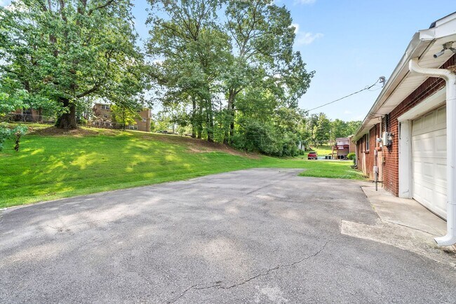 Building Photo - 3 Bedroom Home For Rent Near Downtown Clar...