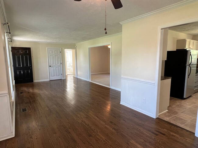 Building Photo - Conveniently Located Home with Fenced Back...