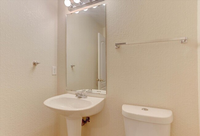 Building Photo - 930 Button Rock Dr