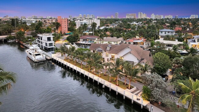 Building Photo - 400 Mola Ave