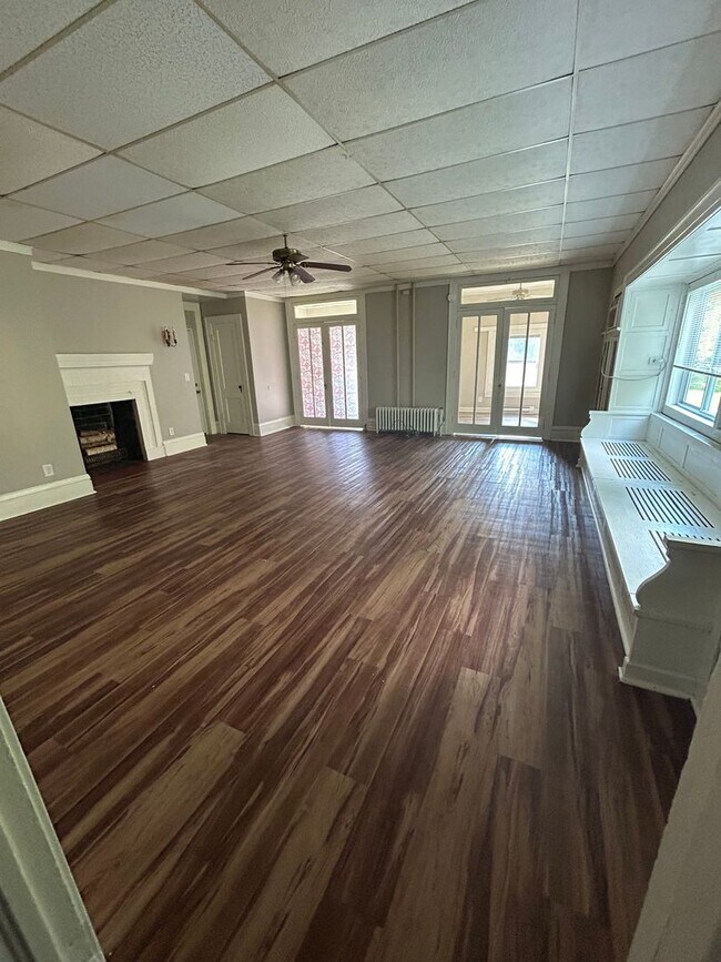 Building Photo - Large 2 Bedroom 1 Bath Apartment