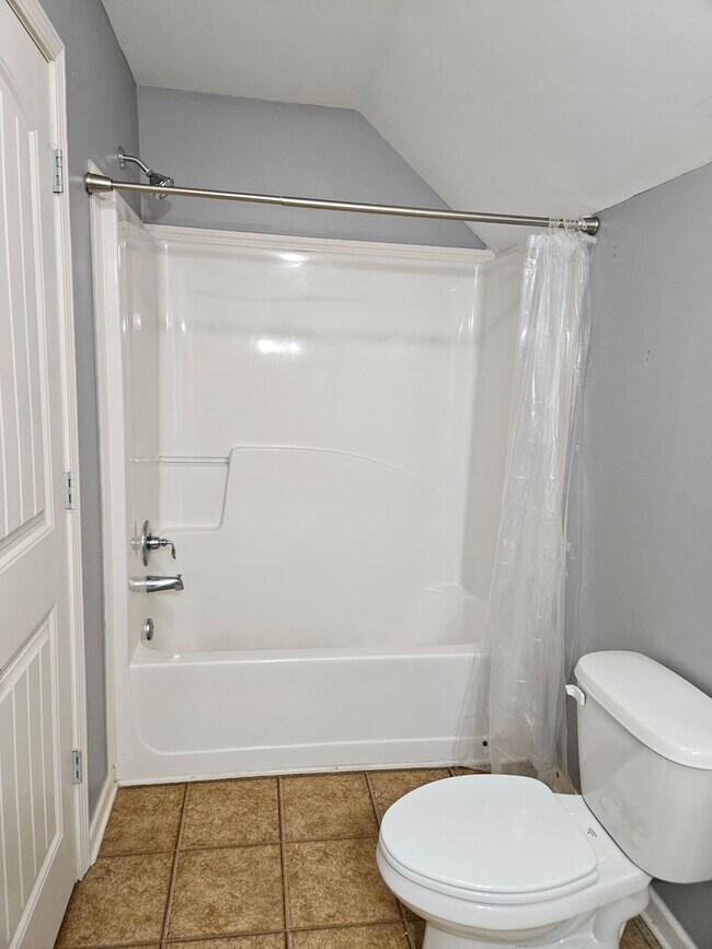 Building Photo - Rare 3 bedroom 2.5 bath home located in Dallas