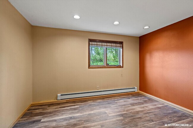 Building Photo - Hillside Retreat
