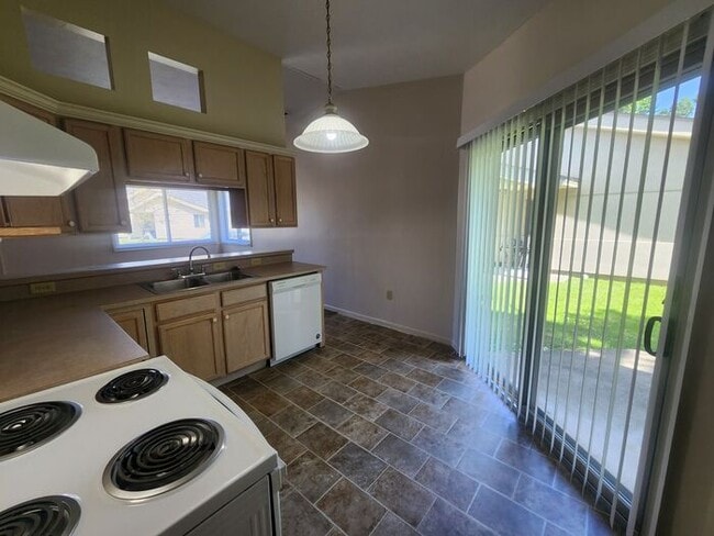 Building Photo - 2 Bedroom Duplex - *Pets Welcome!