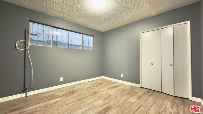 Building Photo - 837 S Ardmore Ave