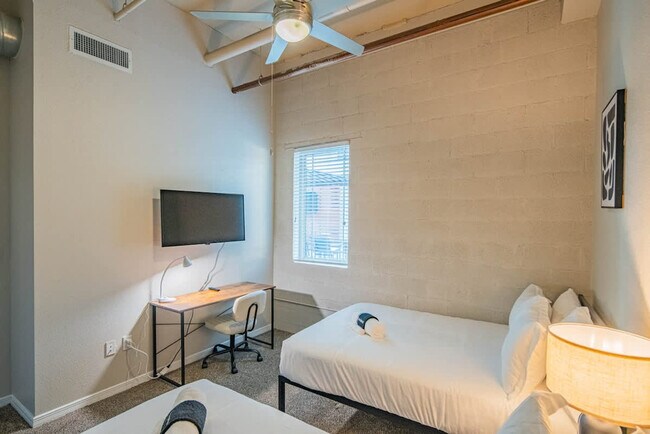 Building Photo - 1275 E University Dr