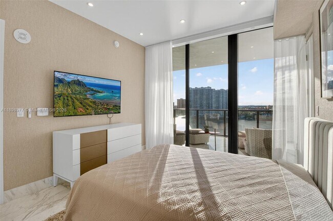 Building Photo - 5000 Island Estates Dr