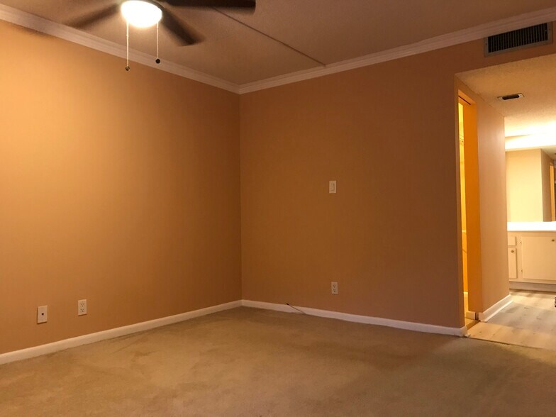 Building Photo - 2306 S Cypress Bend Dr