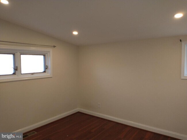 Building Photo - 512 Dartmouth Dr