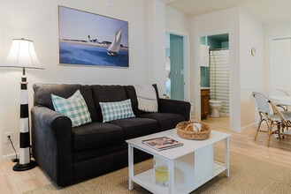 Building Photo - 392 Post Rd