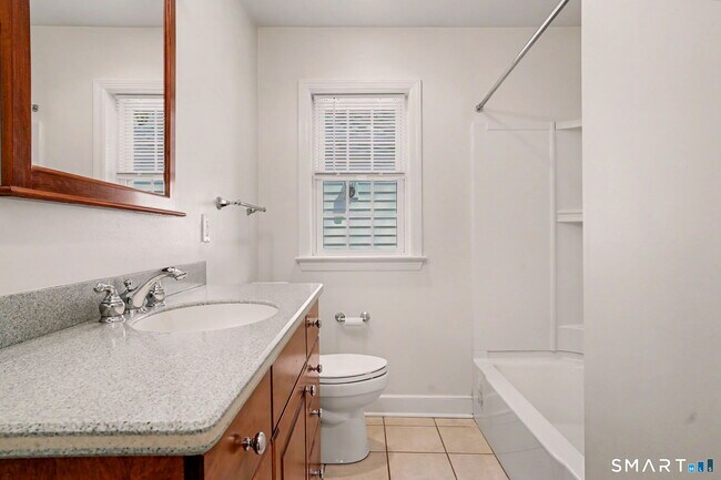 Building Photo - 32 Crescent Dr