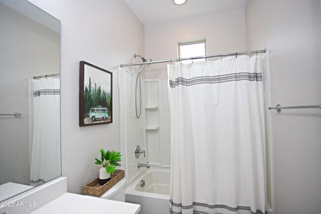 Building Photo - 947 E Ladbroke Way