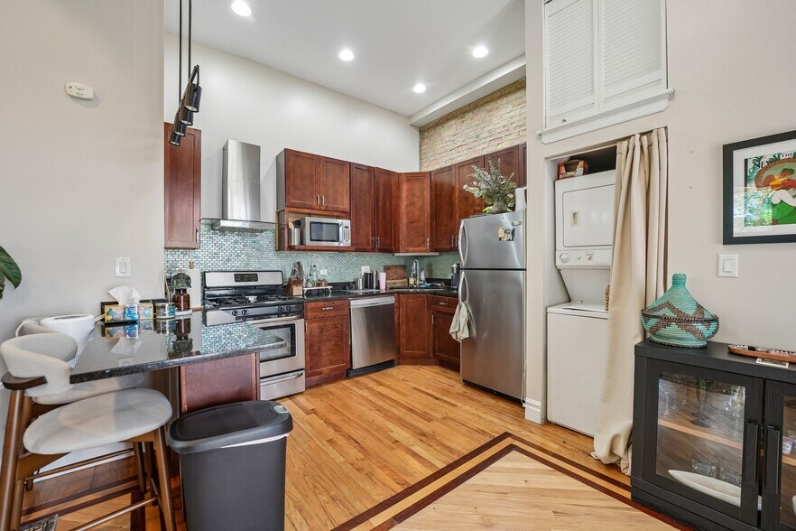 Building Photo - 5014 S King Dr