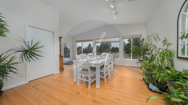 Building Photo - Country Living on 13.5 Acres