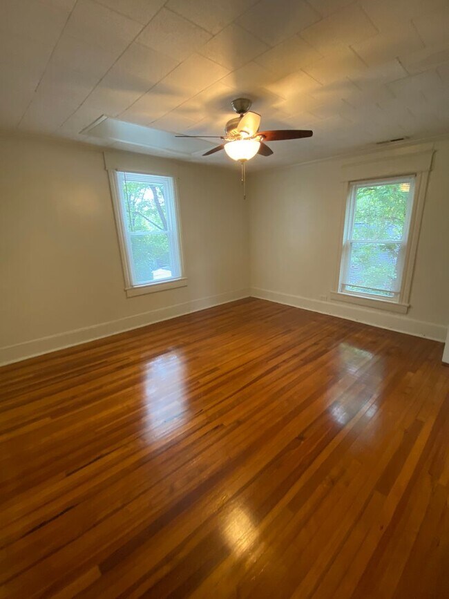 Building Photo - Adorable Upstairs Duplex / Central AC / W&D / Near Duke East