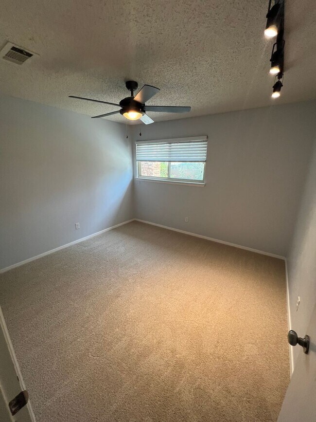 Building Photo - 3 Bedroom Condo Available Now