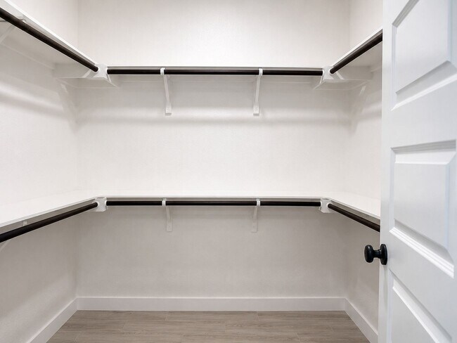 Building Photo - Beautiful 3 Bedroom Home + Study in Paramount