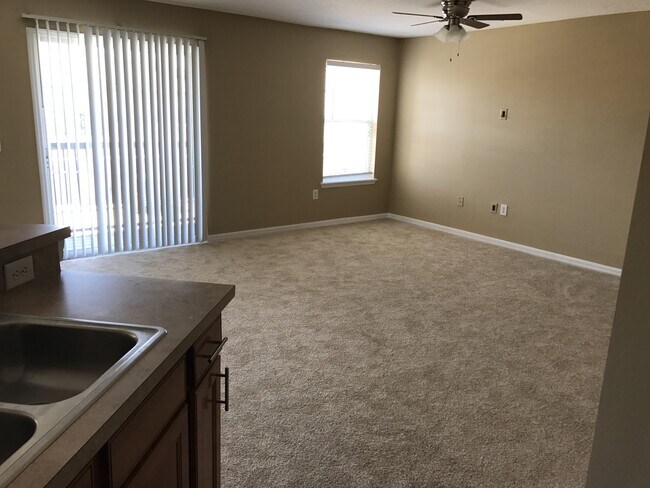 Building Photo - Great 2 Bedroom 2 Bath Home located in the...