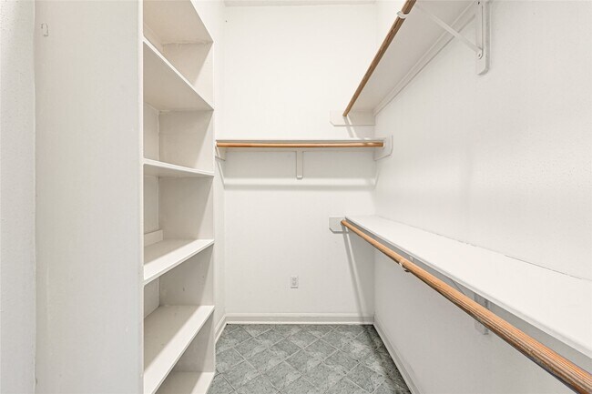 Building Photo - 10535 Emnora Ln