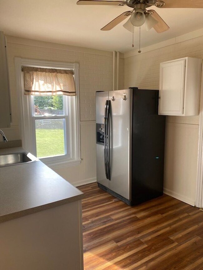 Building Photo - Three Bedroom in West Bethlehem