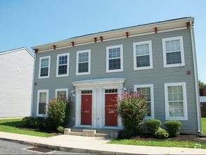 Building Photo - The Towns At Governor's Square