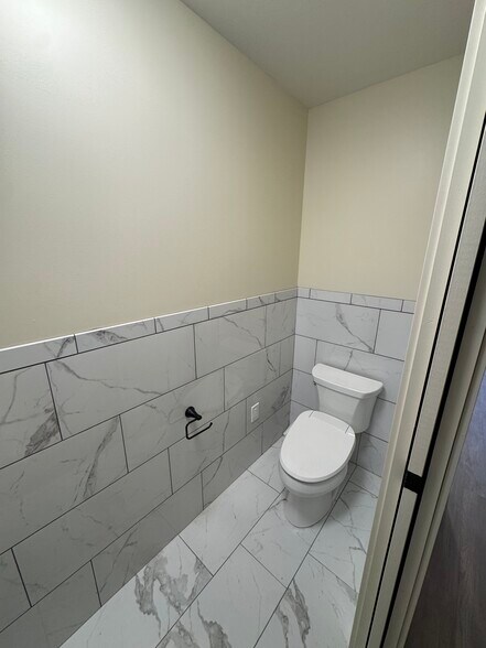 Building Photo - 6 Locust Ave