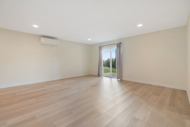 Building Photo - 535-537 NE Vena St