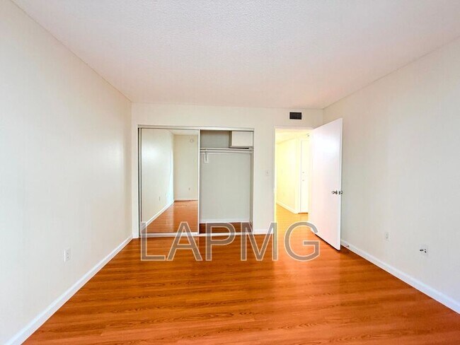 Building Photo - 1059 Western Ave