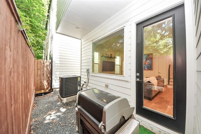 Building Photo - 849 Martin St
