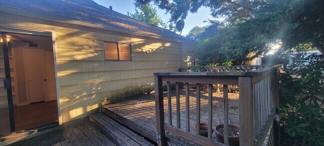 Building Photo - Wonderful Cottage 3 Blocks from Beaverton ...