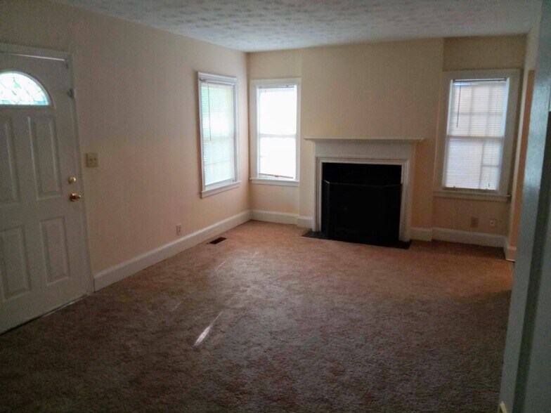 Building Photo - 2723 Memorial Dr SE