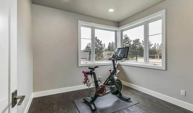 Building Photo - Beautiful and Spacious 3 Bed/2.5 Bath Home on 0.46 Acre Lot in SE Bend
