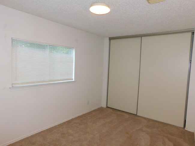 Building Photo - Beautifully maintained 3-bedroom, 2-bath home