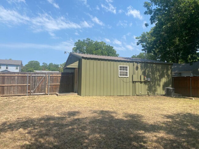 Building Photo - 2 BEDROOM