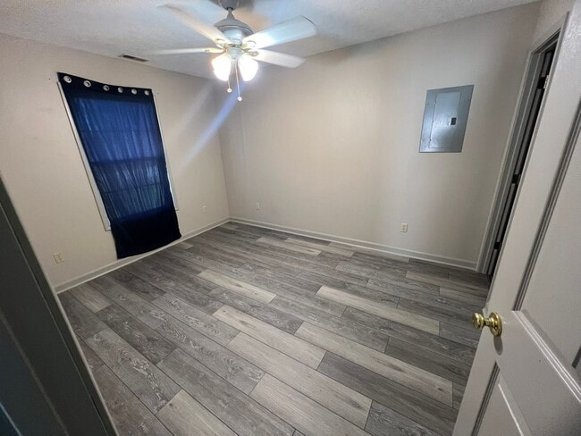 Building Photo - 3 bed 1 bath with huge backyard
