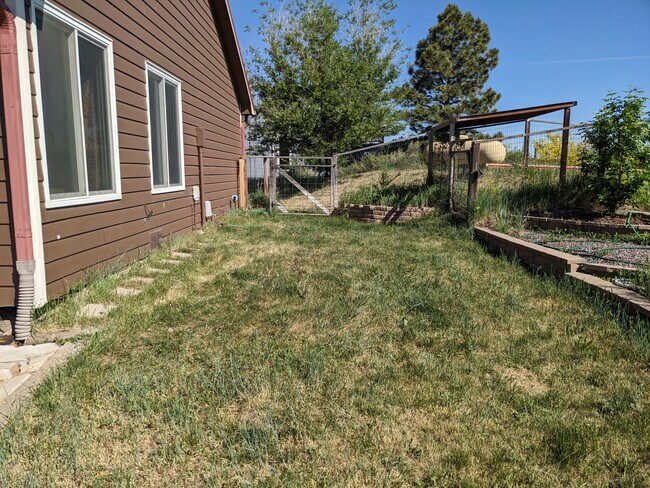 Building Photo - 6009 Blue Spruce Dr
