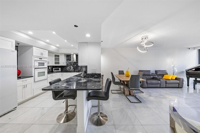 Building Photo - 520 Brickell Key Dr