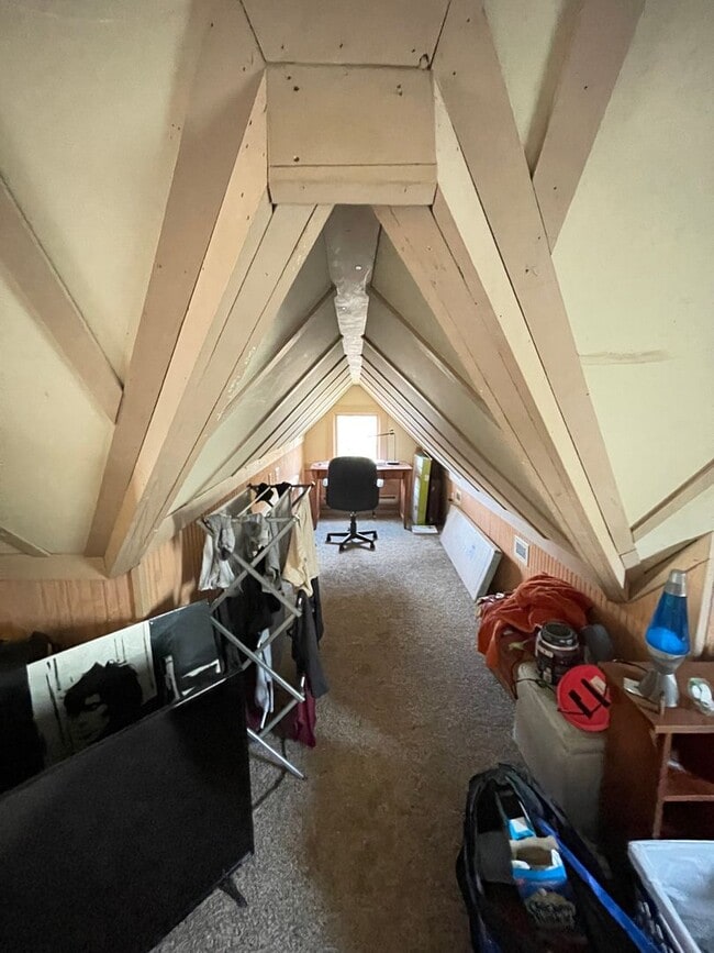 Building Photo - AVAILABLE JUNE 1st - 5 Bed, 2 Bath Home w/ Huge Enclosed Porch!