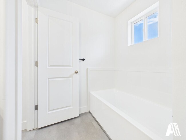 Building Photo - 453 E 650 N