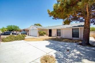Building Photo - 3 Bed 1.5 Bath Home Available!