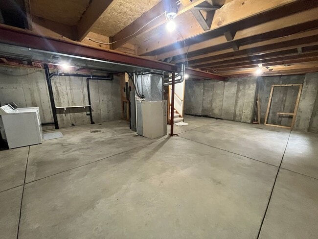 Building Photo - Beautiful 3 bed 2 1/2 bath with 2 car garage! (NEW PICTURES TO COME!!)